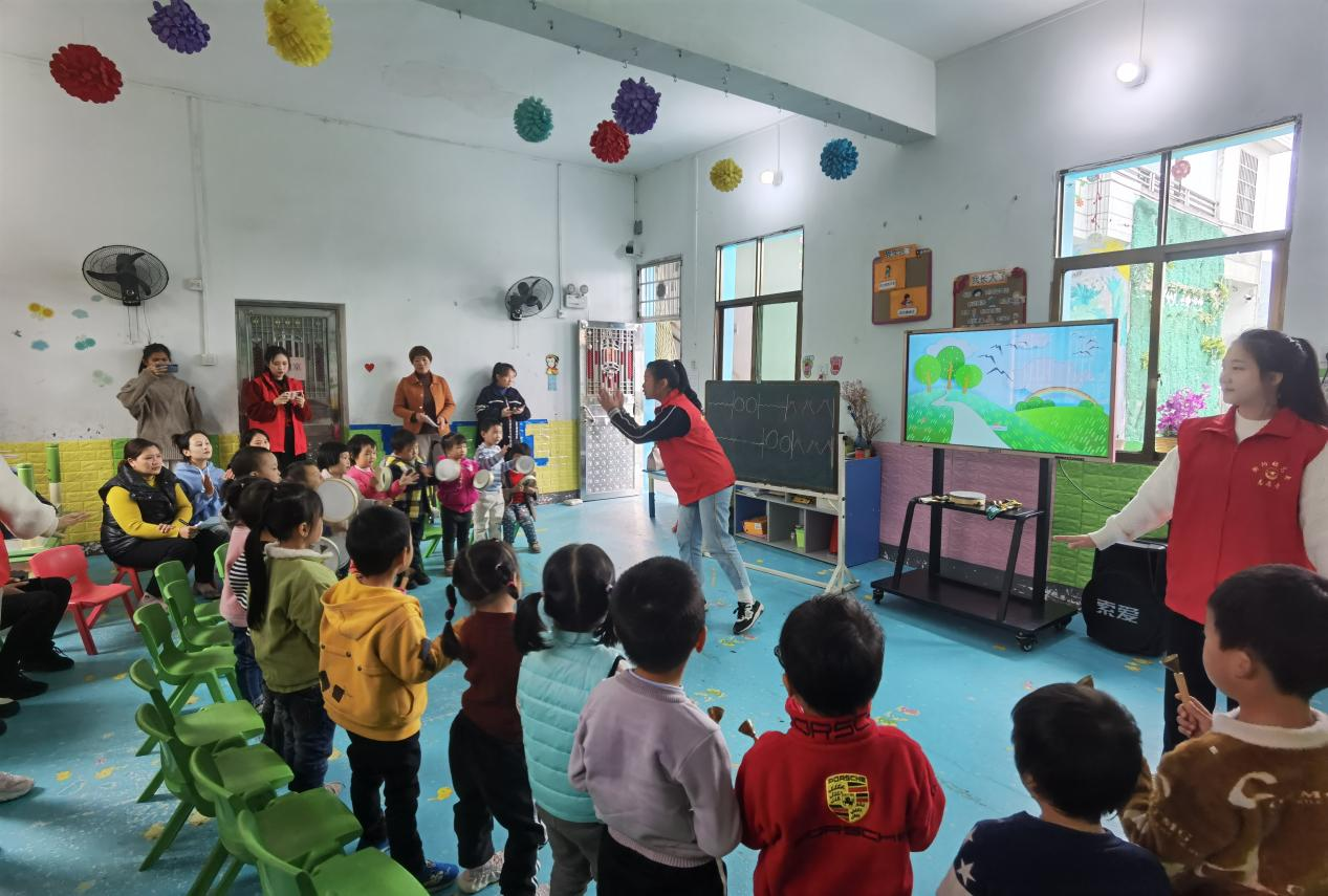 “我為鄉(xiāng)村幼兒園辦實(shí)事”             ——衡陽幼專學(xué)前教育學(xué)院師生為結(jié)對(duì)幫扶幼兒園送教送培到園