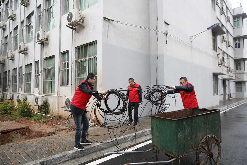 創(chuàng)文在行動：衡陽幼兒師專開展校園包路段衛(wèi)生清掃志愿者活動