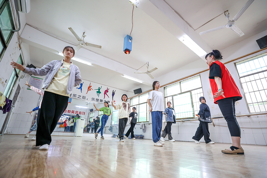 “藝”起成長，伴你同行 ——衡陽幼兒師專志愿者赴衡南縣松江聯(lián)合學(xué)校長嶺校區(qū)開展支教幫扶活動(dòng)