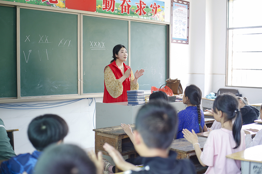 衡陽幼兒師專小學教育系赴衡南縣硫市聯(lián)合學校中心小學開展留守兒童結對幫扶工作